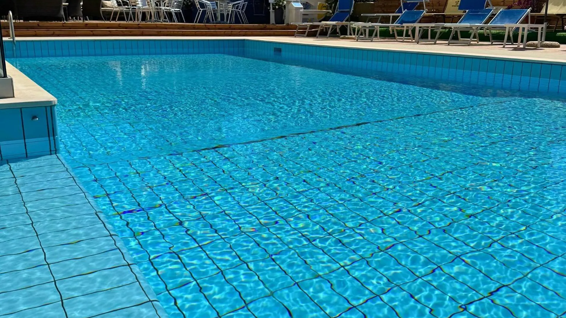 Hotel Apogeo - Breakfast Experience Римини 3*,